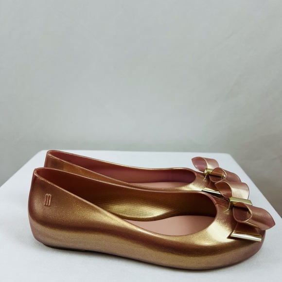 ⭐️HOST PICK⭐️ Mel Dreamed by Melissa Kids Space Love Pumps Rose Gold with Bow - Picture 3 of 12